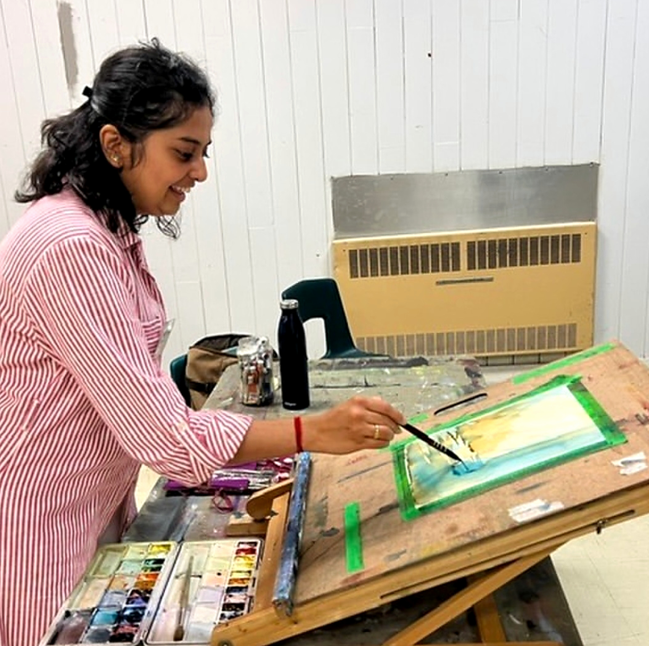 Sakshi Jain giving an intimate watercolour demonstration at an easel.